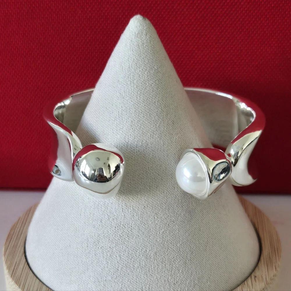 Uno De 50 • Silver Cuff Bracelet with Pearl Accents